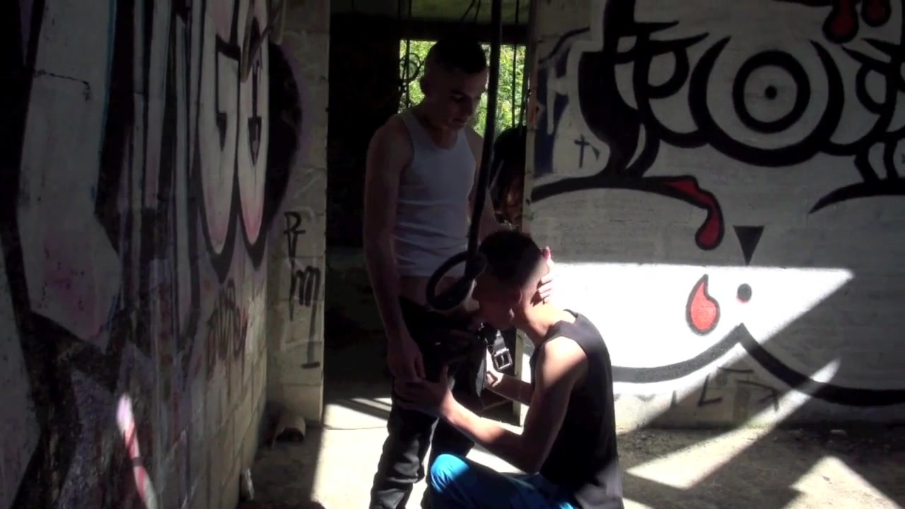 Seyx Dudes Fucking Outdoor In Discret Place - ViktorRom