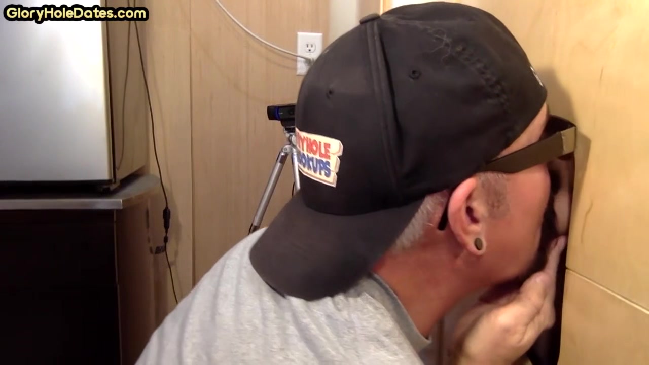 Real gaydaddy sucks gloryhole penis in private home video