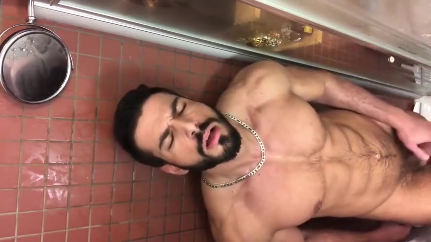 Muscle Hunk Solo Showering