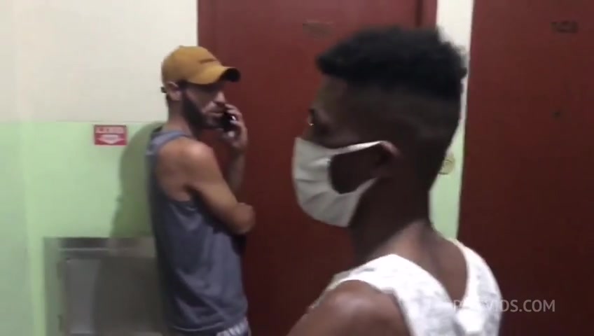 Vizinho dotado comendo o cu de dois amigos gulosos - PissVids