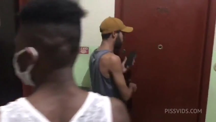 Vizinho dotado comendo o cu de dois amigos gulosos - PissVids
