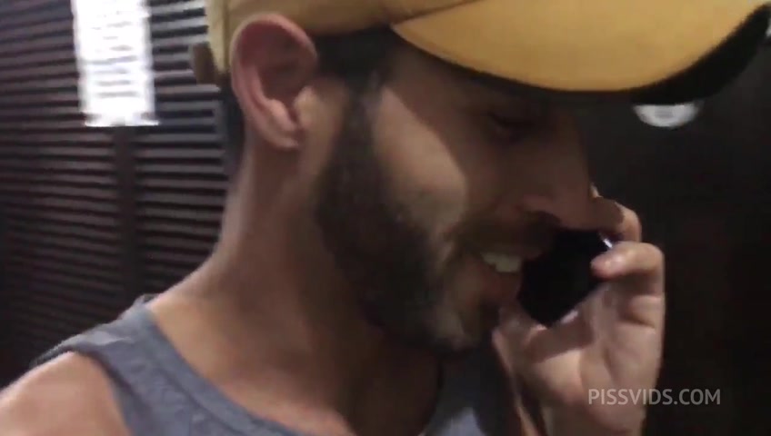 Vizinho dotado comendo o cu de dois amigos gulosos - PissVids