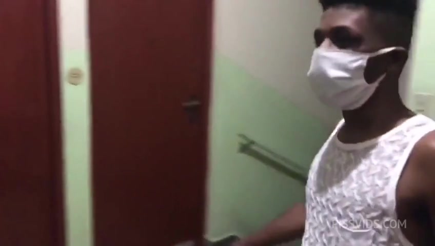 Vizinho dotado comendo o cu de dois amigos gulosos - PissVids