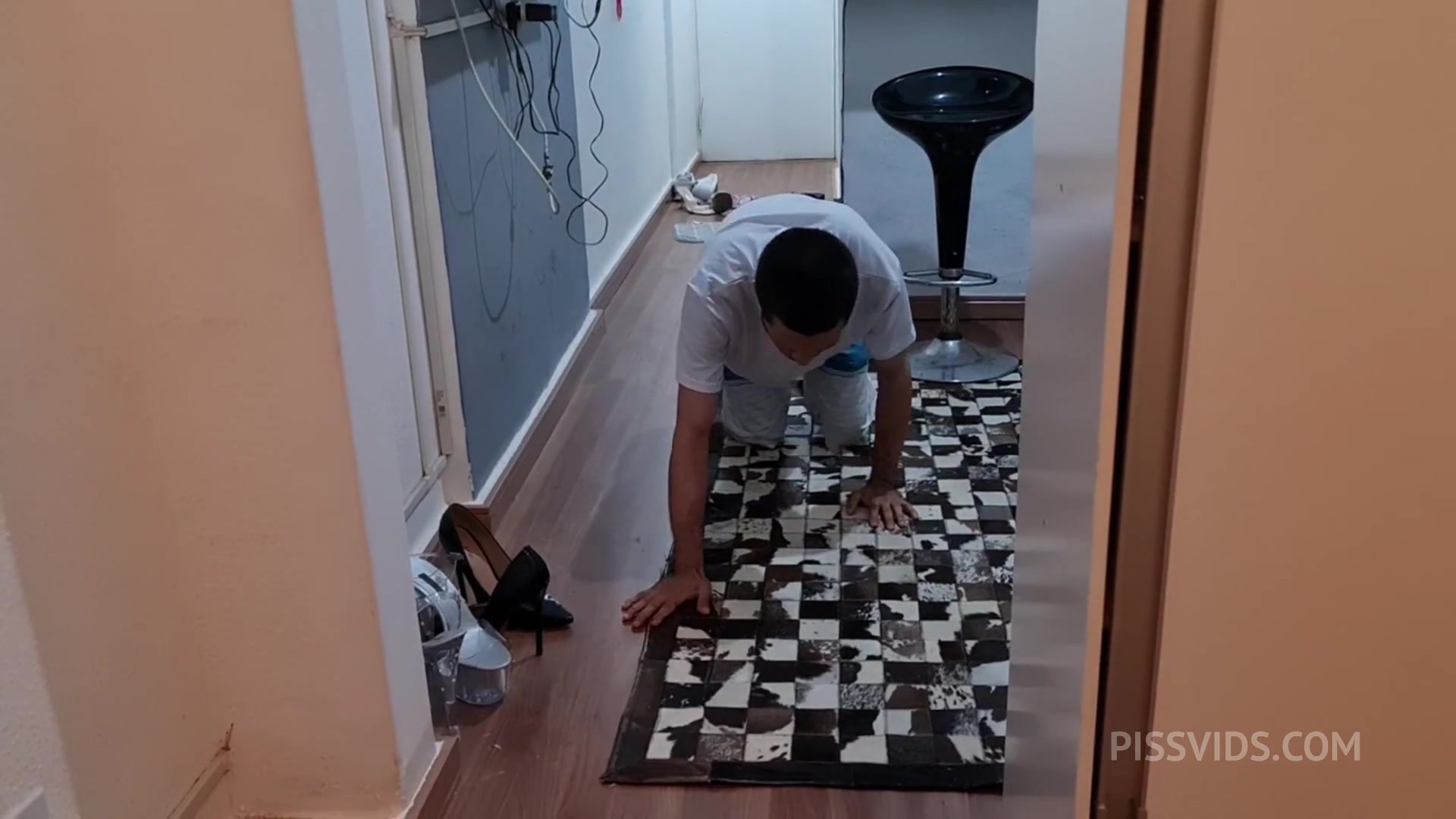 Servo sexual servindo sua trans dotada e gozando sentindo a pika dela - PissVids