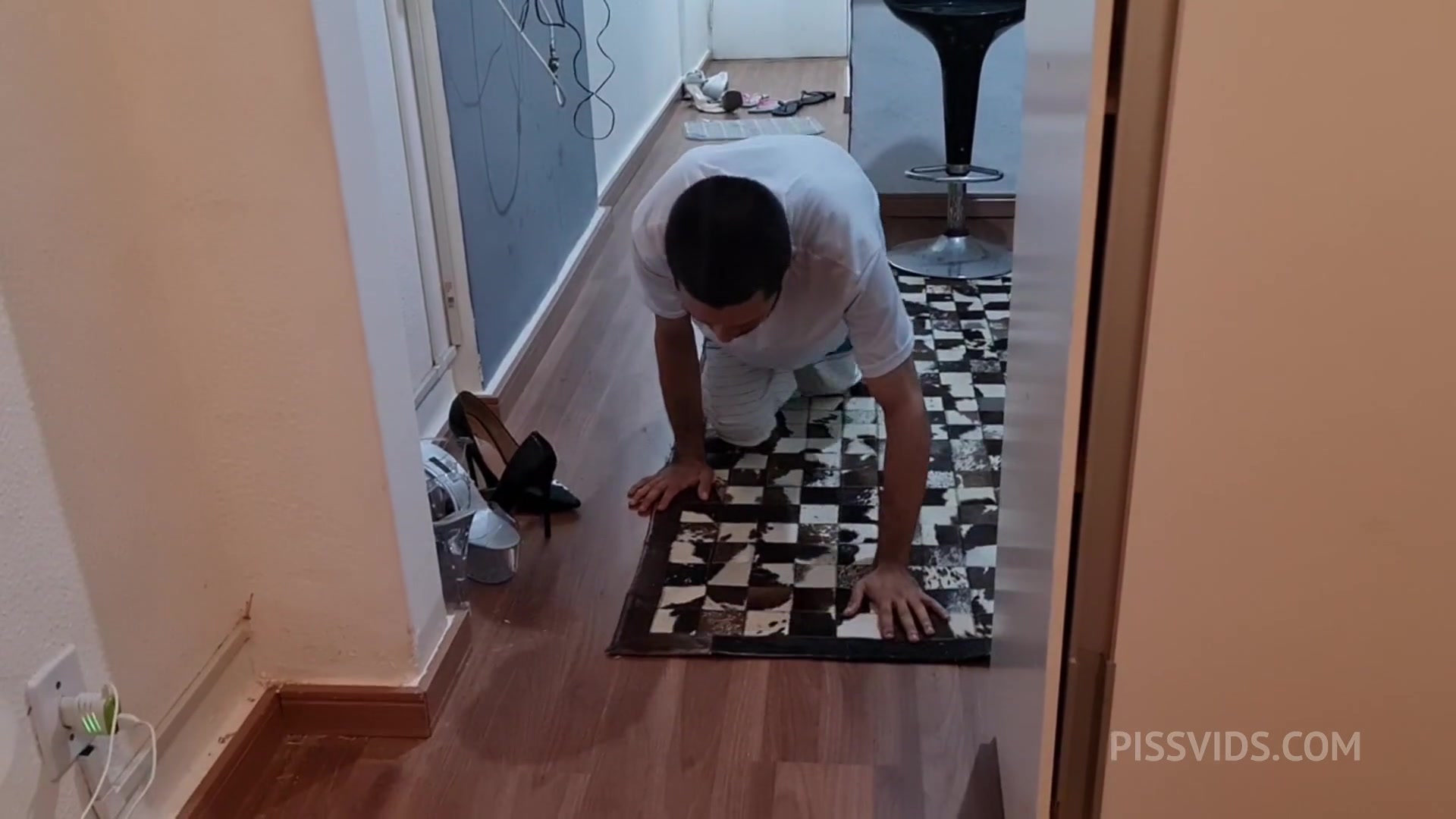 Servo sexual servindo sua trans dotada e gozando sentindo a pika dela - PissVids