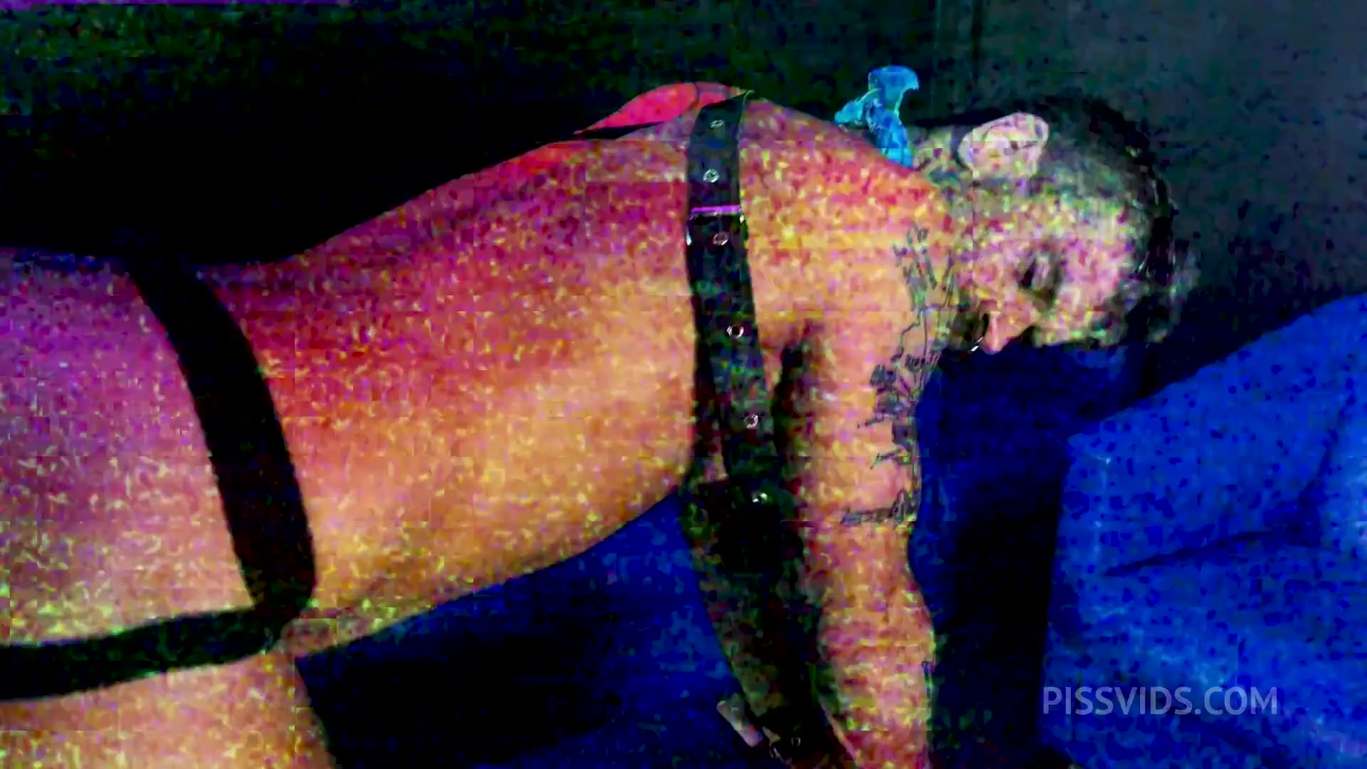 Open bar de fetische: Dp, fisting, pissing, spiting, bareback, big cock, Esse filme tem TUDO! - PissVids