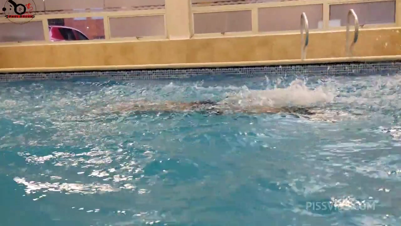 Me Saco De La Piscina,Pal Morboseo En Los Banos,Luego A Su Apto Donde Su Pareja Nos Vio Y Se Animo A Unirse - PissVids