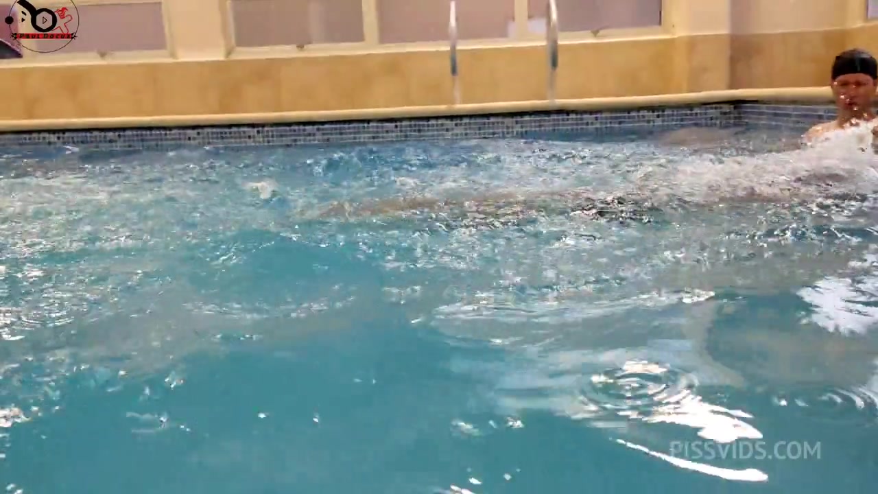 Me Saco De La Piscina,Pal Morboseo En Los Banos,Luego A Su Apto Donde Su Pareja Nos Vio Y Se Animo A Unirse - PissVids