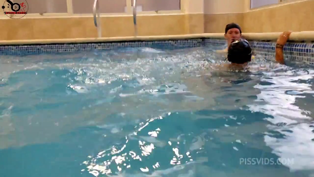 Me Saco De La Piscina,Pal Morboseo En Los Banos,Luego A Su Apto Donde Su Pareja Nos Vio Y Se Animo A Unirse - PissVids