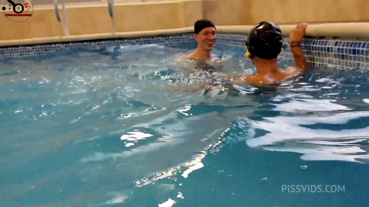 Me Saco De La Piscina,Pal Morboseo En Los Banos,Luego A Su Apto Donde Su Pareja Nos Vio Y Se Animo A Unirse - PissVids