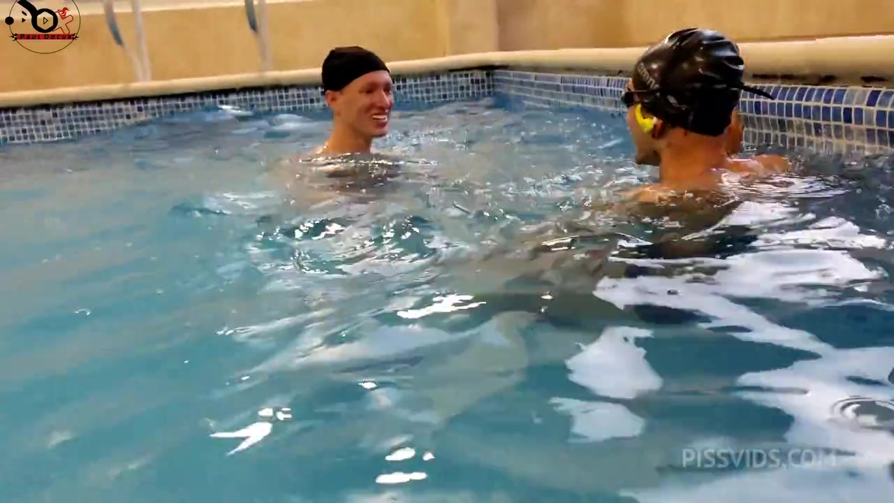 Me Saco De La Piscina,Pal Morboseo En Los Banos,Luego A Su Apto Donde Su Pareja Nos Vio Y Se Animo A Unirse - PissVids