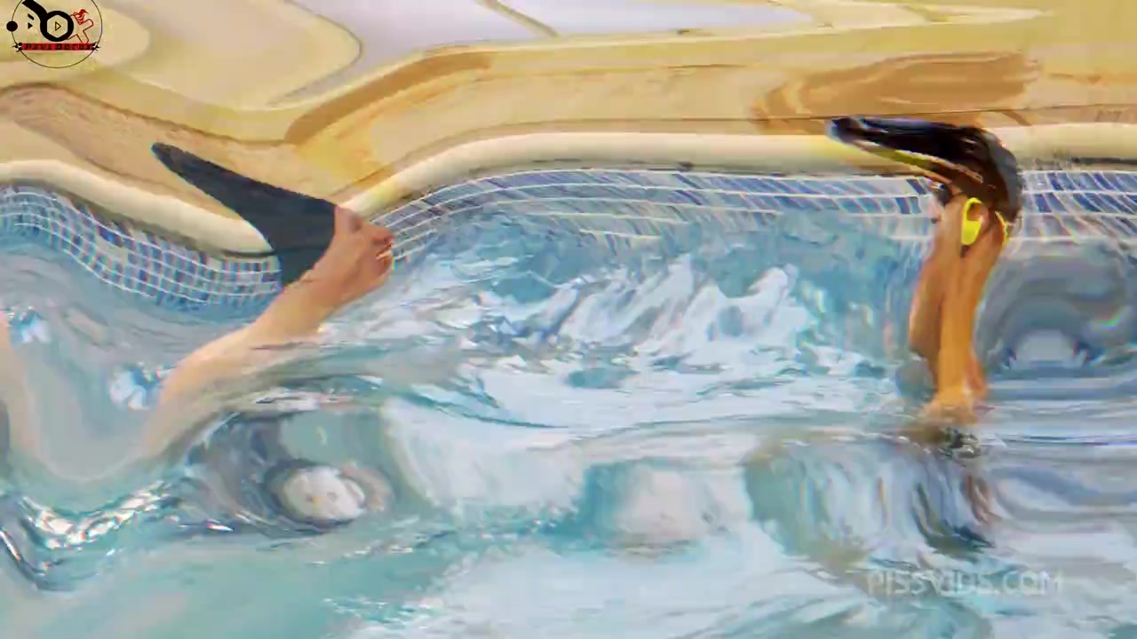 Me Saco De La Piscina,Pal Morboseo En Los Banos,Luego A Su Apto Donde Su Pareja Nos Vio Y Se Animo A Unirse - PissVids