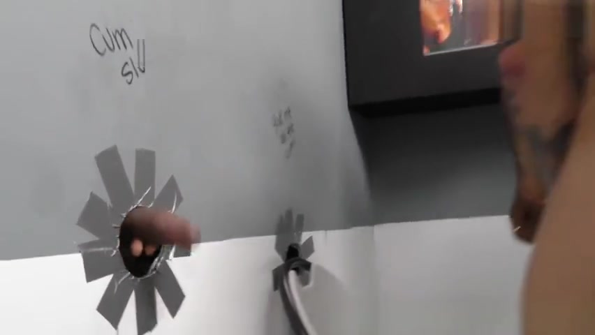 Stud blows black schlong at gloryhole