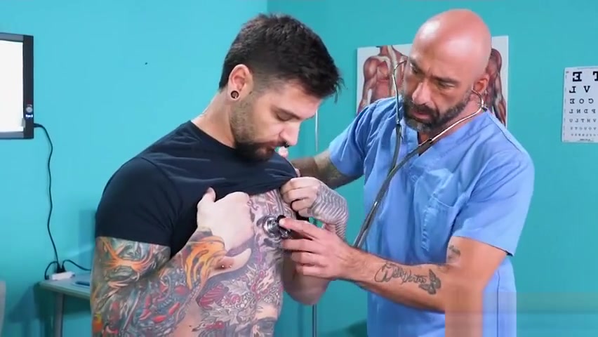 Hunk visits the proctologist and fistfucked by doctors