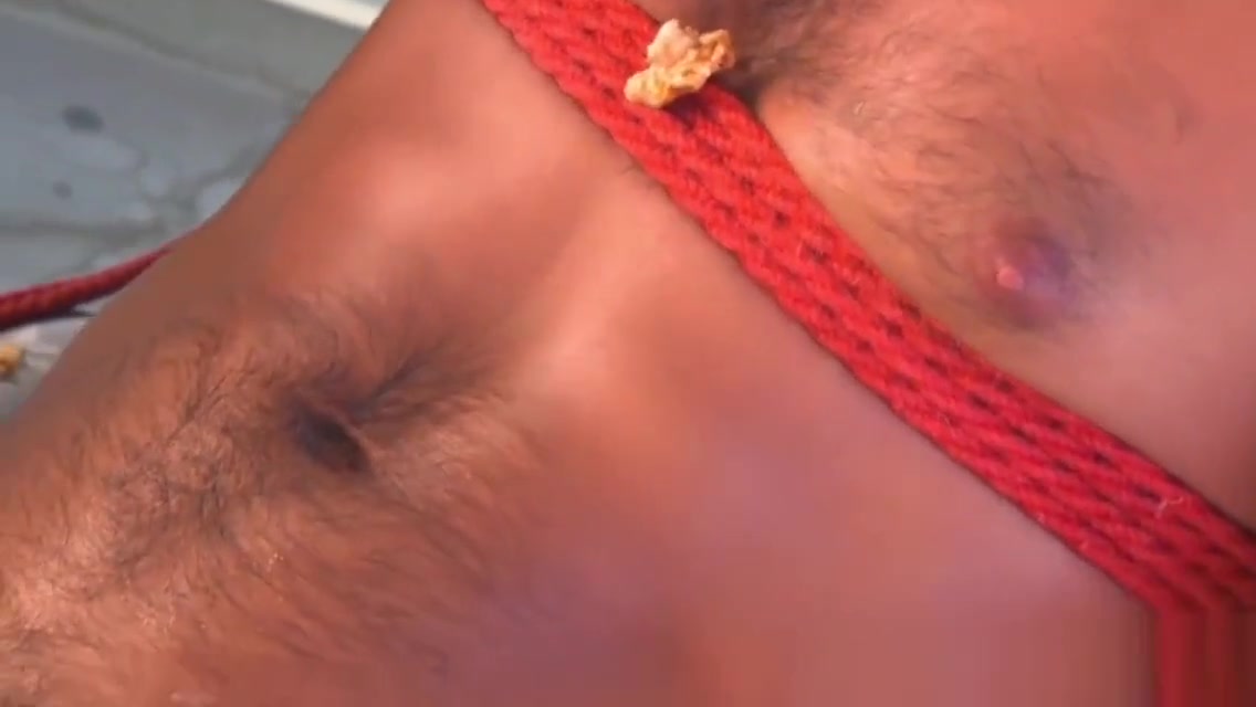 Edged muscle stud gets a cock massage