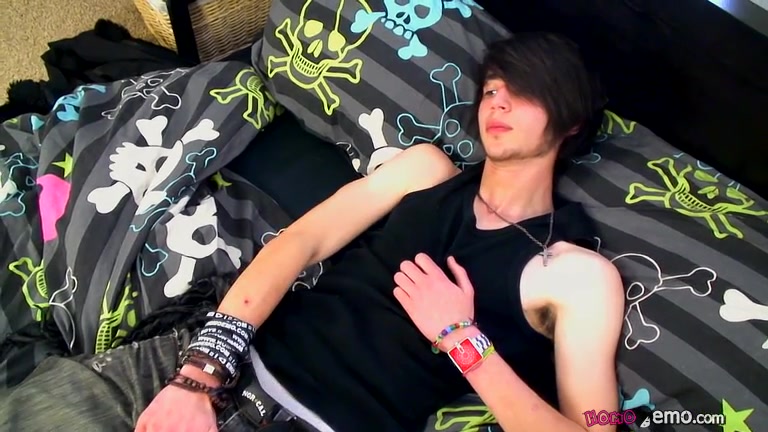 Inexperienced Bi Boy Tommy Strokes It - Tommy May Jerks