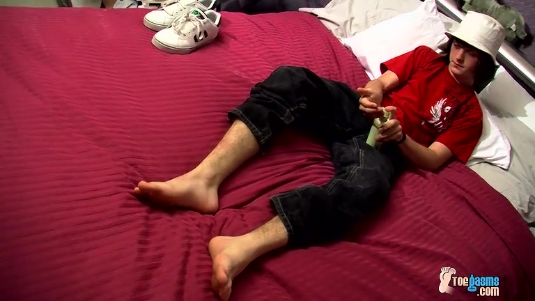 Big Feet And Bigger Dick! - Seth Efron