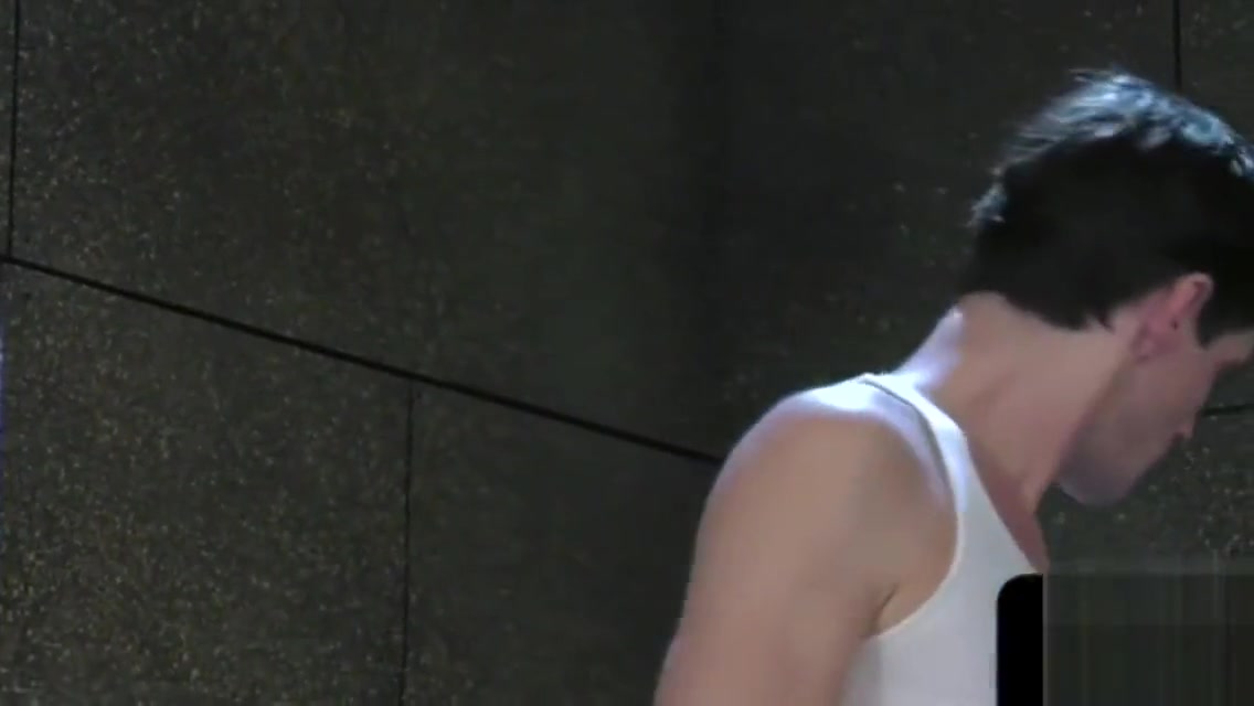Stud enjoys fisting hunky submissive
