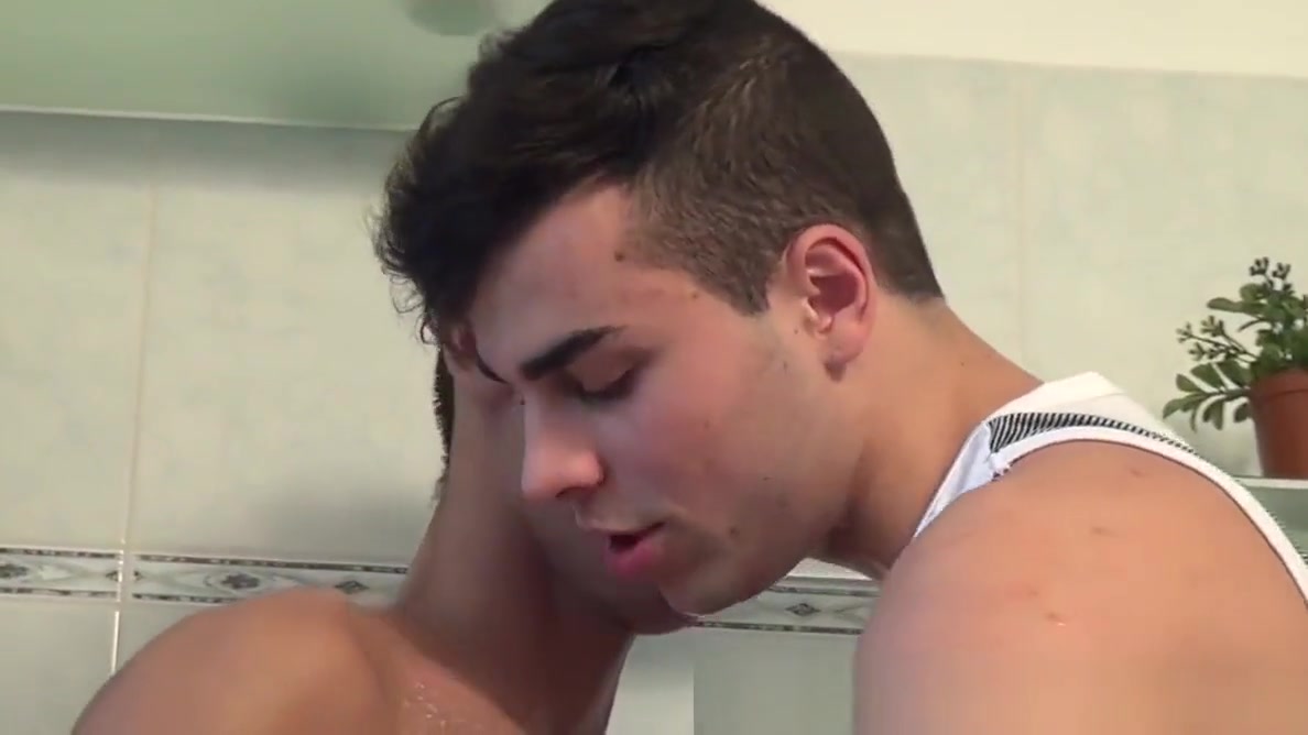 Athletic twunk jerksoff cumload in the shower