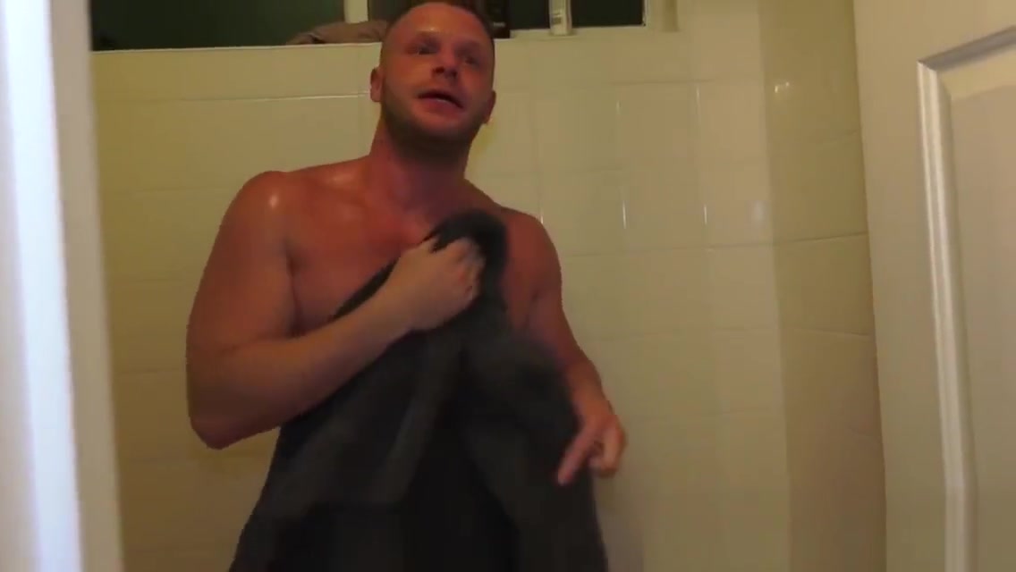 Hunky gays DJ and Brian Bonds bareback fuck after showering