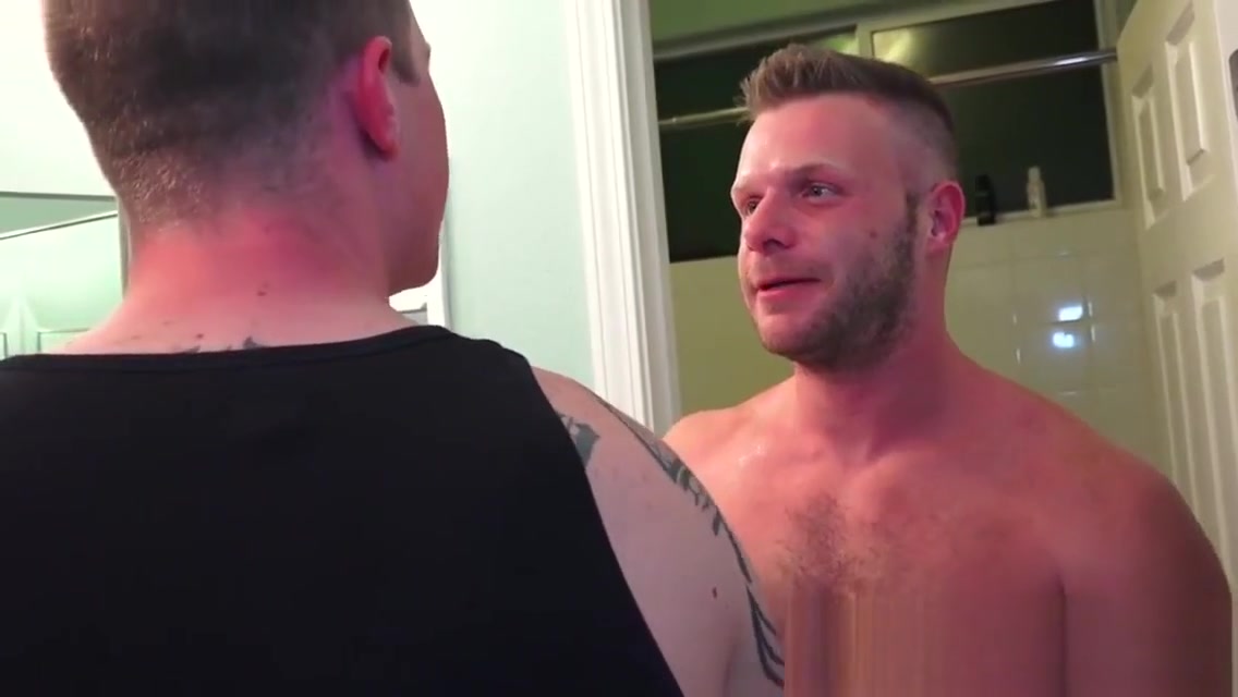 Hunky gays DJ and Brian Bonds bareback fuck after showering