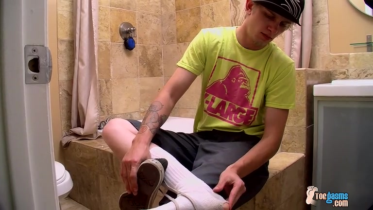 Straight Boy Serviced In The Bathroom - Ian Madrox And Tyler Bolt
