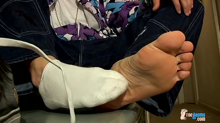 Sticky Feet With Sexy Clyde - Clyde