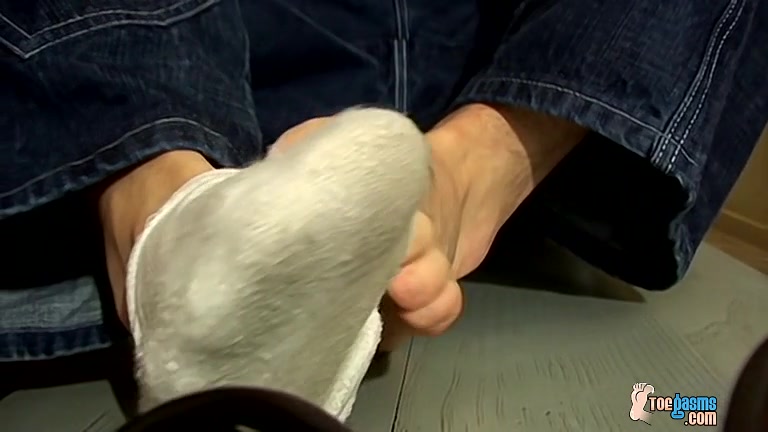 Sticky Feet With Sexy Clyde - Clyde