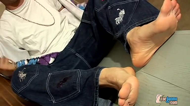 Sticky Feet With Sexy Clyde - Clyde