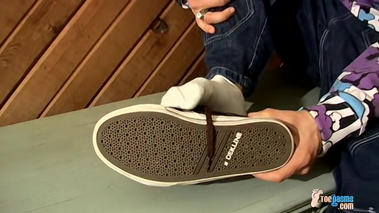 Sticky Feet With Sexy Clyde - Clyde