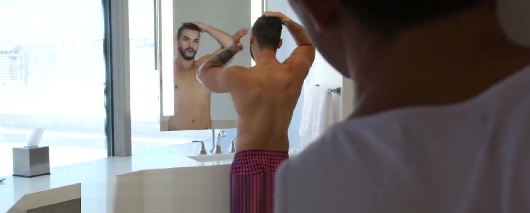 ShowerBait Shower Sex With Muscle Hunk Guys