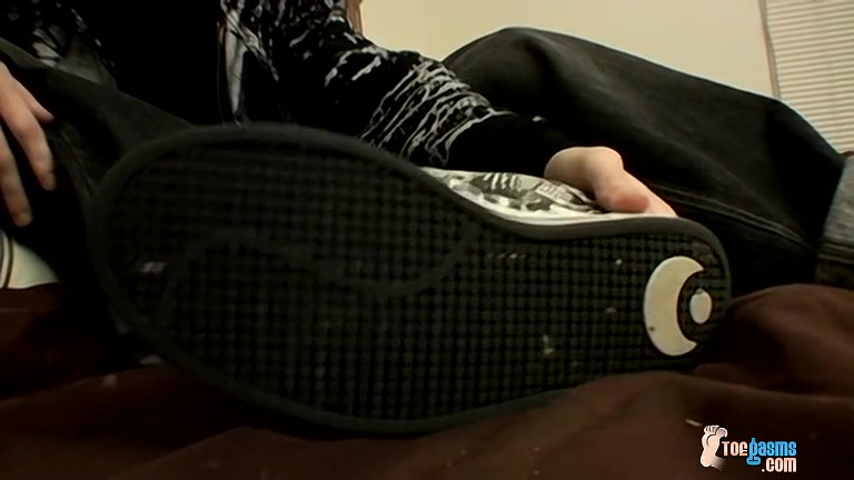 Sweaty Feet Get Sticky With Jizz - Blinx