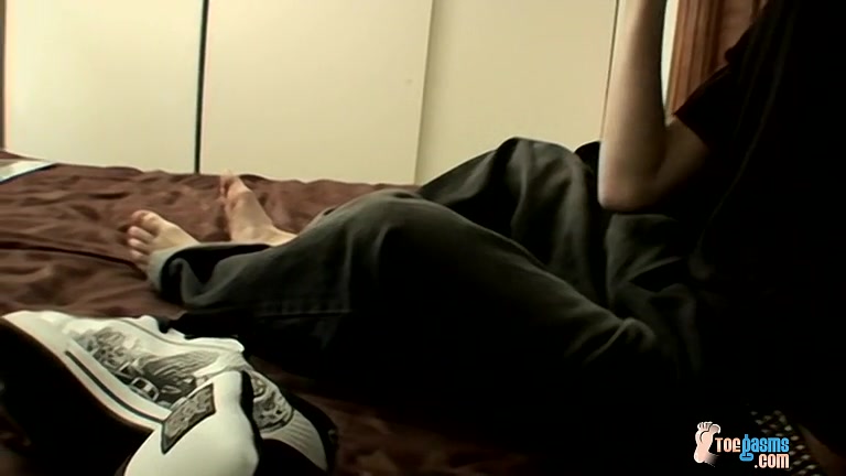 Sweaty Feet Get Sticky With Jizz - Blinx