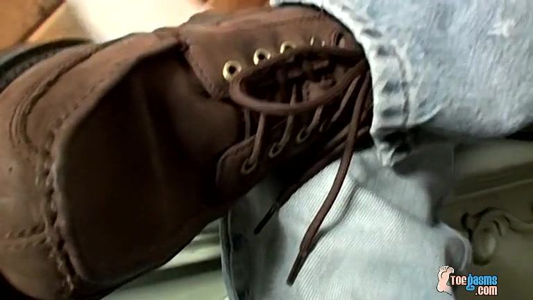 A Big Load Over His Feet - Jessie