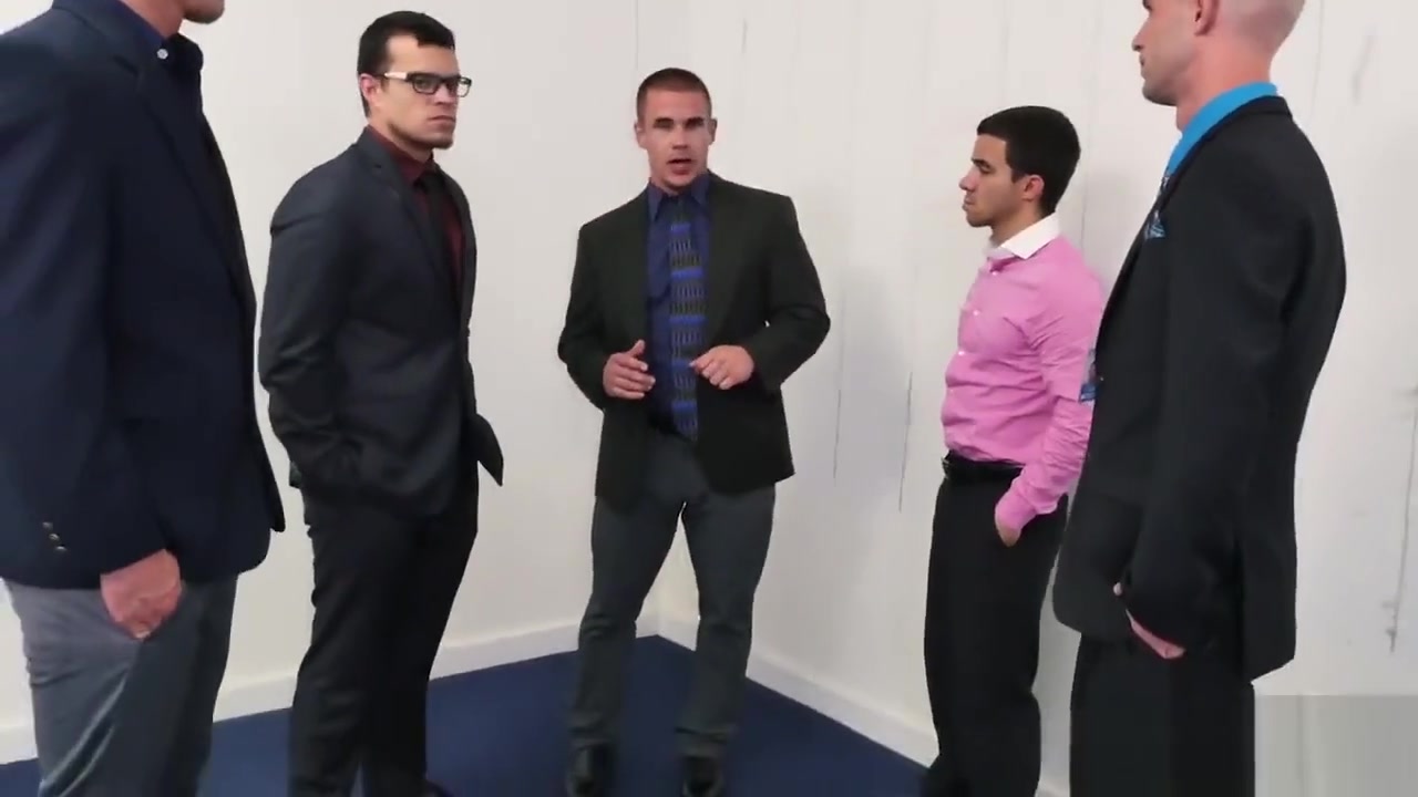 Stud giving blowjobs during lunch break in office