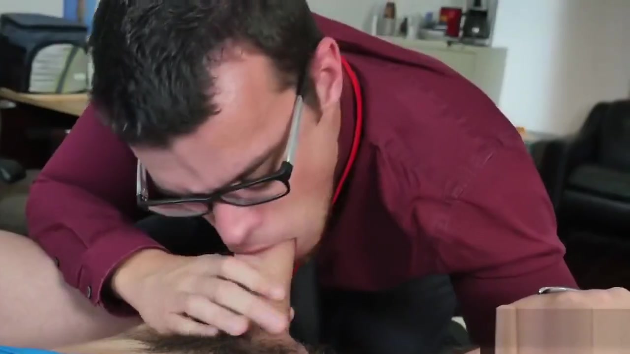 Stud giving blowjobs during lunch break in office
