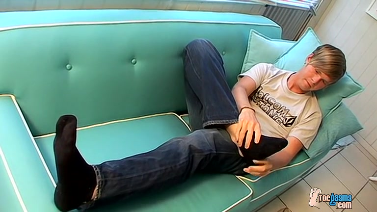 Cute Colby Cums On Himself - Colby Bonds