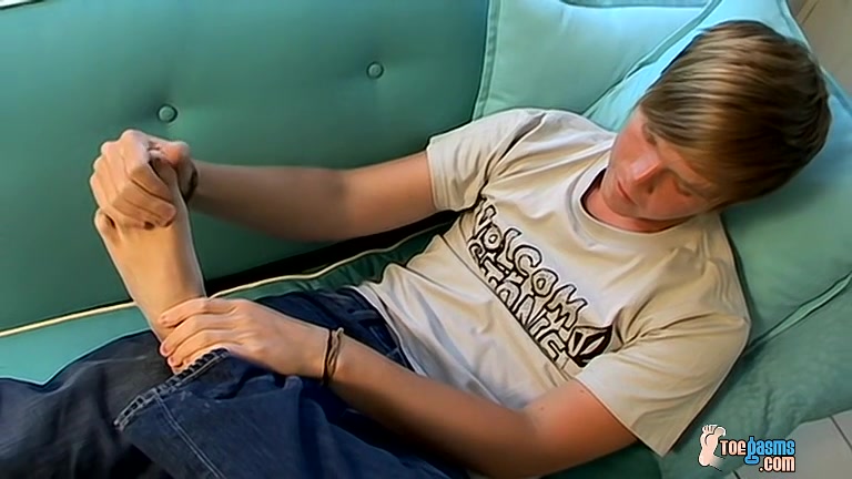 Cute Colby Cums On Himself - Colby Bonds