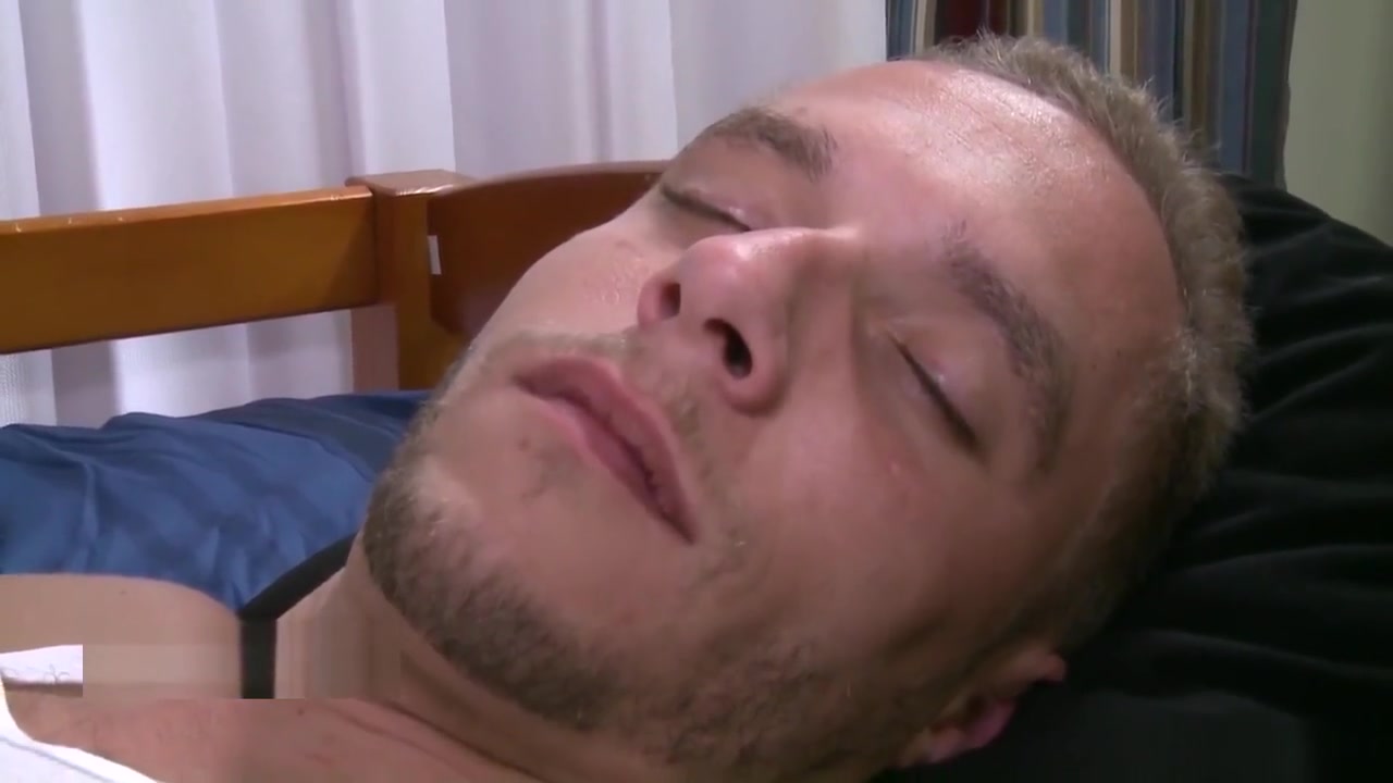 Gay Roommate Gives Head to Straight Team