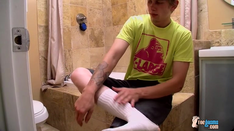 Straight Boy Serviced In The Bathroom - Ian Madrox And Tyler Bolt