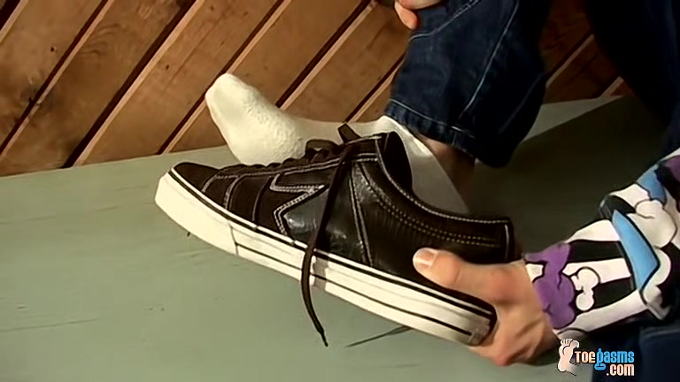 Sticky Feet With Sexy Clyde - Clyde