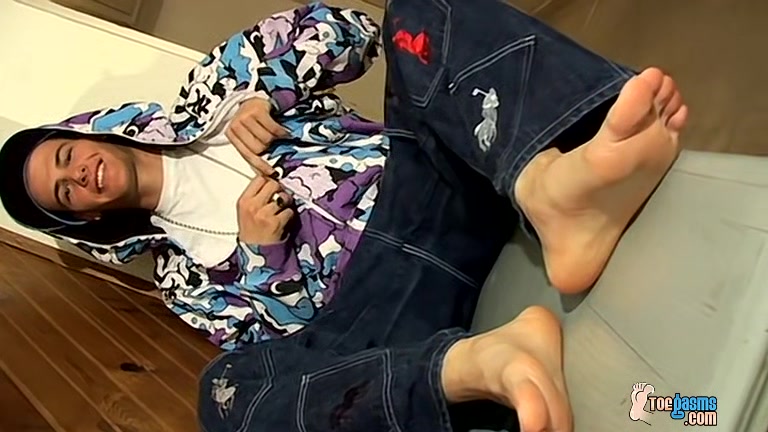 Sticky Feet With Sexy Clyde - Clyde