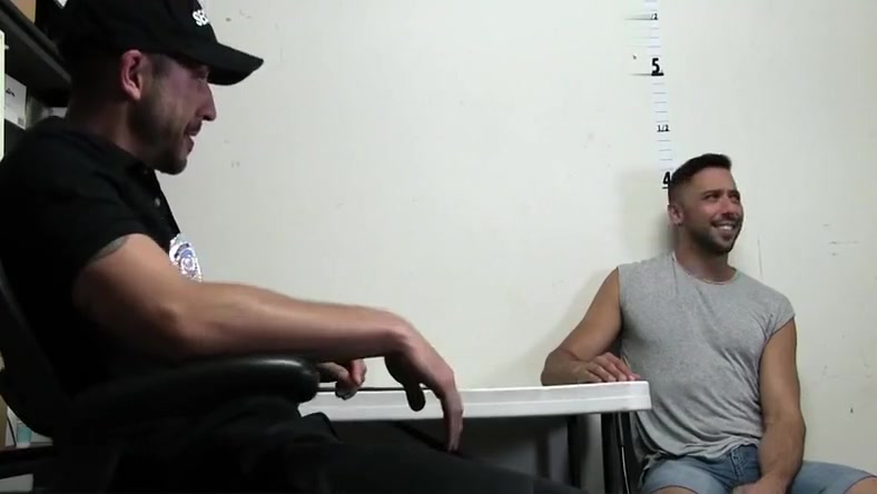 YoungPerps - Chiseled Security Guard Fucks A Handsome Thief