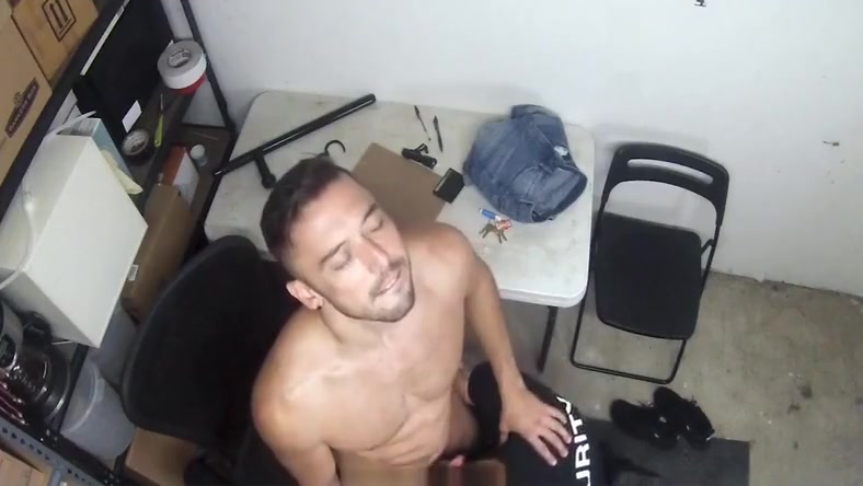 YoungPerps - Chiseled Security Guard Fucks A Handsome Thief