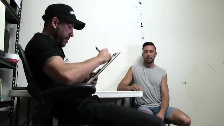 YoungPerps - Chiseled Security Guard Fucks A Handsome Thief