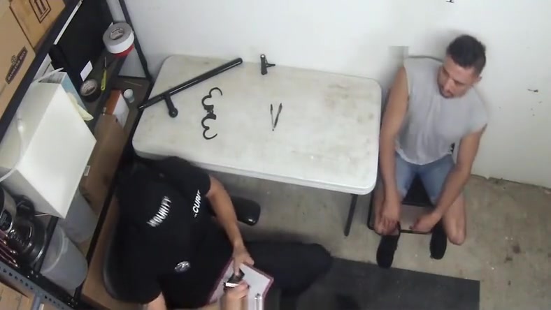 YoungPerps - Chiseled Security Guard Fucks A Handsome Thief