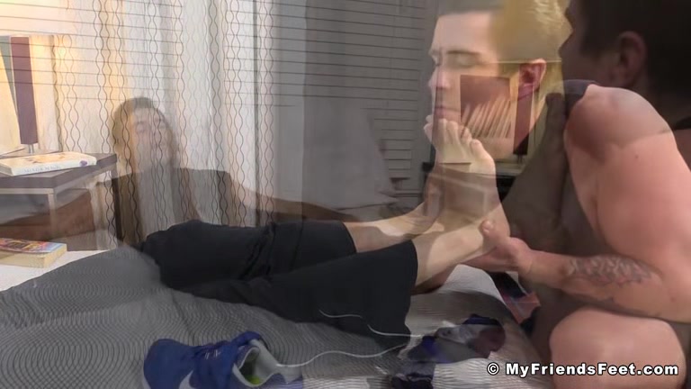 Trenton and Link Worship Each Others Feet - Trento/Link