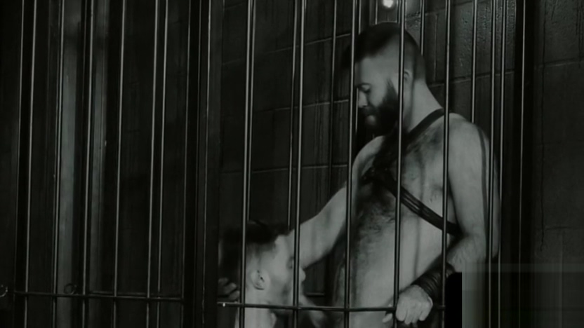 Stud gets on his knees for fisting