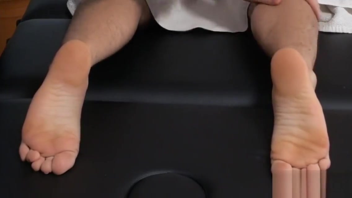 Super sexy dude gets gay massage with cumshot