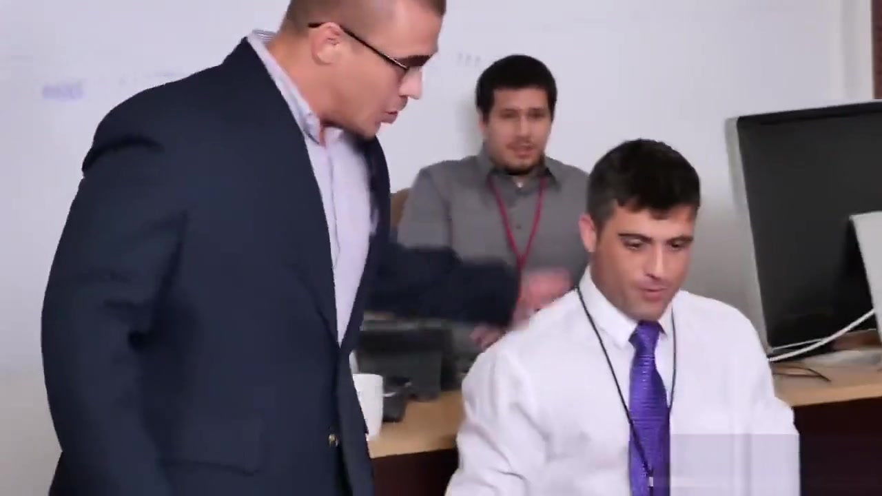 Office studs pleasing cocks with mouths in threeway